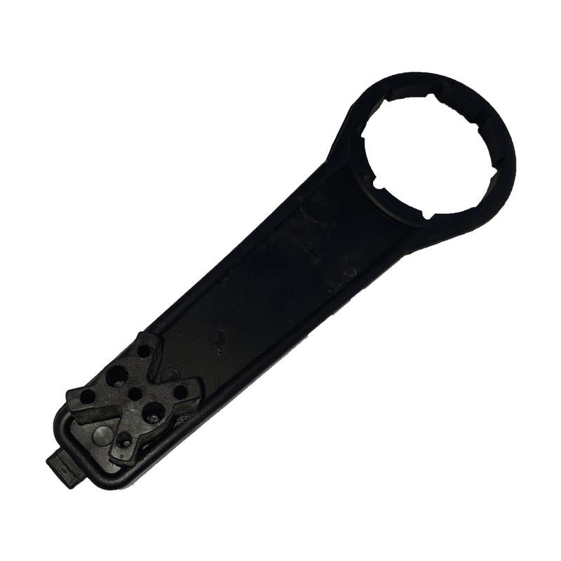 Avaimen L-Ring-tynnyrille Diversey Deutschland GmbH & Co. OHG:sta on musta muovityökalu, jossa on pyöreä, uurrettu pää ja litteä kahva, ihanteellinen L-Ring-tynnyrin kansien kiristämiseen tai löysäämiseen (1 kappale per pakkaus).