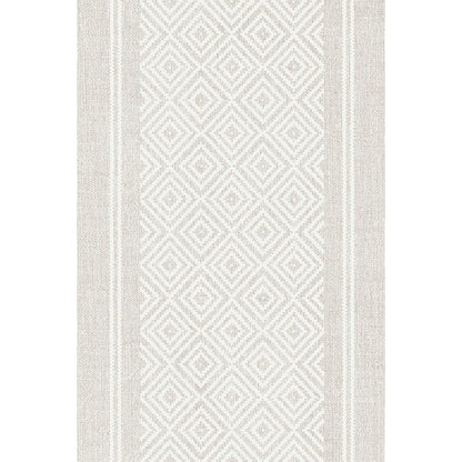 Beige-valkoinen tapetti, jossa on toistuva geometrinen vinoneliökuvio ja pilkullisia yksityiskohtia, täydentää pöytäkoristelua, erityisesti yhdistettynä Duni GmbH:n laadukkaisiin Dunilin-lautasliinoihin 40 x 60 cm 1/4 taitto.