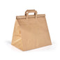 Duni GmbH:n valmistama BioPak Foldbag Large Brown Paper FSC 320x210x340 seisoo pystyssä valkoisella pohjalla, siinä on kaksi litteää kahvaa ja taitettu kansi, joka muodostaa telttamaisen muodon - ihanteelliset, ympäristöystävälliset paperipussit. Pakkaus sisältää 250 kappaletta.