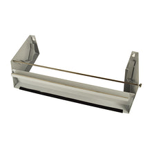 Das Starpak Folientrenngerät 1-fach für 30 cm breite Großrollen von Starpak ist ein wandmontierter Metallschneider mit Wellenschliff, zwei seitlichen Halterungen und Metallstange – ideal für die Verpackungsindustrie (Karton, 1 Stück).