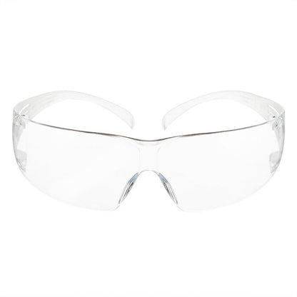 3M Deutschland GmbH:n 3M™ SecureFit™ 200 -suojalasit ovat kirkkaat suojalasit, joissa on läpinäkyvä kehys ja läpinäkyvät linssit, jotka on kuvattu edestä valkoisella taustalla. Ne tarjoavat ympäröivän muotoilun optimaaliseen silmäsuojaan.