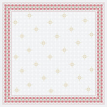 Die Dunicel-Mitteldecke 84x84cm Tradition von Duni GmbH hat einen weißen Untergrund mit sich wiederholenden goldenen Sternen und Bordüren aus rot-grünen floralen und geometrischen Mustern und eignet sich somit ideal als festliche Tischdekoration. Verpackt in 1 Karton.