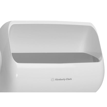 Lähikuva kahdesta valkoisesta Kimberly-Clark Aquarius™ roskakorista (muovi, keskikoko), jotka on suunniteltu tehokkaaseen jätehuoltoon julkisissa vessoissa. Setti sisältää 2 roskakoria per laatikko.
