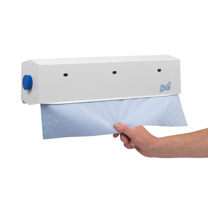 Eine Hand zieht ein blaues Papierhandtuch aus einem wandmontierten weißen Kimberly-Clark Scott® Wischtuch-Spender (Auslaufartikel, 50 cm, 1 Spender) mit blauem Knopf. Auf dem Spender ist rechts das Sont-Logo abgebildet.