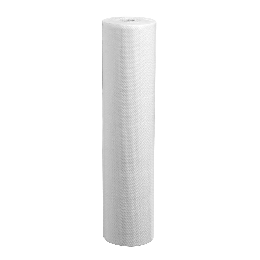 Yksi Scott® ESSENTIAL™ lääkärirulla - Valkoinen Kimberly-Clark GmbH:ltä seisoo pystyssä yksinkertaista valkoista taustaa vasten. Sen hienosti kuvioitu pinta korostaa hygienistä käyttöä lääketieteellisissä ympäristöissä.