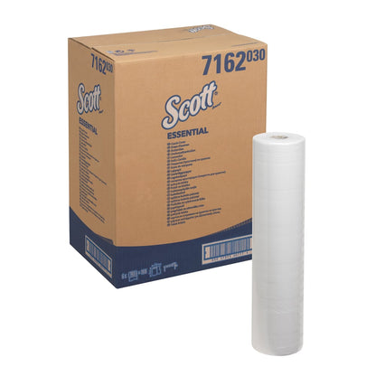 Ruskea laatikko, jossa on teksti "Scott® ESSENTIAL™ lääkärirullat - Valkoinen" Kimberly-Clark GmbH:ltä, on kuvattu yksittäisen valkoisen rullan kanssa. Laatikossa on sinisiä tuotetietoja ja viivakoodeja, ja se soveltuu ihanteellisesti hygieniseen käyttöön lääketieteellisissä tiloissa.