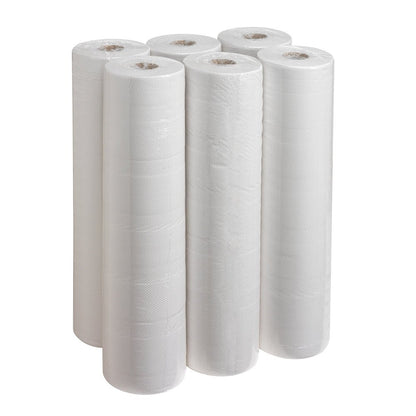 Kuusi suurta Scott® ESSENTIAL™ lääkärirullaa - Valkoinen Kimberly-Clark GmbH:ltä seisoo pystyssä kahdessa rivissä valkoisella pohjalla, pakattuna läpinäkyvään muovipakkaukseen - ihanteellinen hygieniseen käyttöön lääketieteellisissä tiloissa.