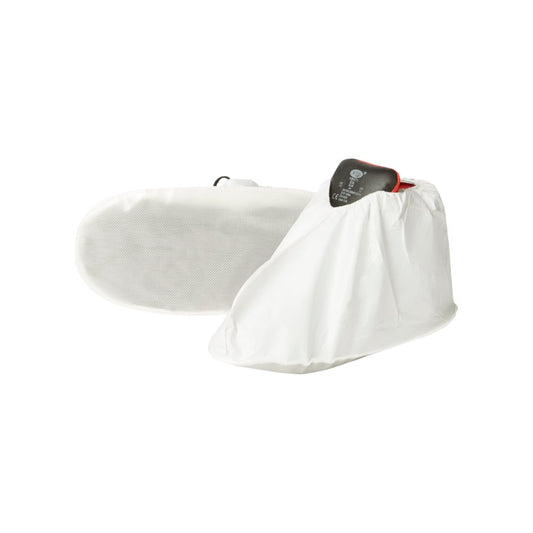 Ein Paar weiße Kimberly-Clark GmbH KleenGuard® A40 Leichte Überziehschuhe mit Sohle (Größe M/L), einer aufrecht und einer mit der strukturierten Sohle, mit einem kleinen schwarzen Gegenstand im Inneren des aufrechten Überschuhs. Die Schachtel enthält 200 Stück.
