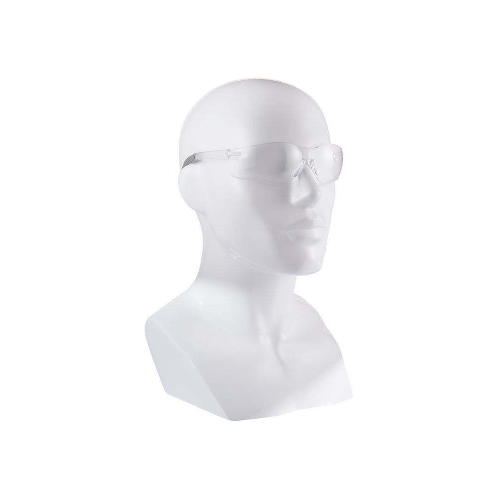 Ein weißer Schaufensterkopf trägt den Kimberly-Clark GmbH Auslaufartikel: KleenGuard® V20 Purity™ Schutzbrille mit beschlagfreier Beschichtung (1 Karton x 12 Stück), abgebildet auf einfarbig weißem Hintergrund.