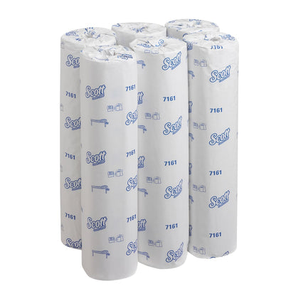 Kuusi pystysuoraa Scott® ESSENTIAL™ lääkärirullaa - Valkoinen Kimberly-Clark GmbH:ltä valkoisessa pakkauksessa sinisellä brändäyksellä ja tuotenumerolla 7161, yksittäispakattuna - ihanteellinen hygieniatuote lääketieteellisiin tiloihin.