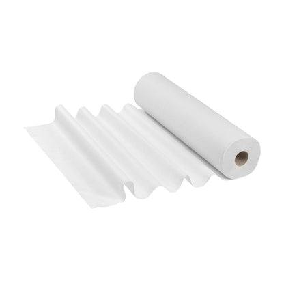 Yksi valkoinen Scott® ESSENTIAL™ lääkärirulla Kimberly-Clark GmbH:ltä, hieman avattuna toisesta päästä, makaa tasaisella pinnalla. Nämä korkealaatuiset rullat, jotka ovat yleisiä lääketieteellisissä tiloissa, esitetään yksinkertaista valkoista taustaa vasten.