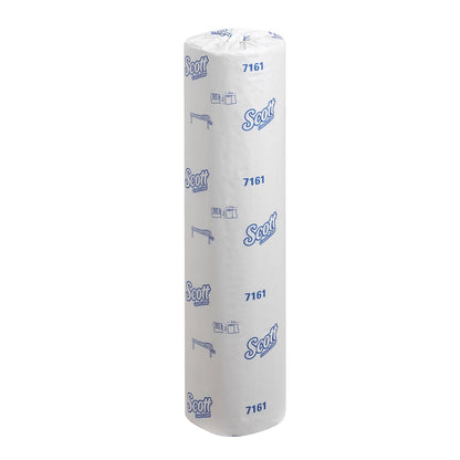 Yksi korkea, sylinterimäinen Scott® ESSENTIAL™ lääkärirulla - Valkoinen Kimberly-Clark GmbH:ltä, hygienisessä valkoisessa pakkauksessa sinisellä tekstillä ja grafiikalla, seisoo pystyssä yksinkertaista valkoista taustaa vasten, ihanteellinen lääketieteellisiin ympäristöihin.