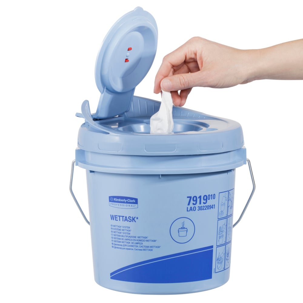 Käsi vetää WypAll® Wettask™ PowerClean -liinan vaaleansinisestä Kimberly-Clark GmbH:n säiliöstä, jossa on flip-top-kansi. Laatikko sisältää 6 rullaa, joissa on kukin 60 arkkia, ja sen sivulla on tuotetietoja ja kuvia.