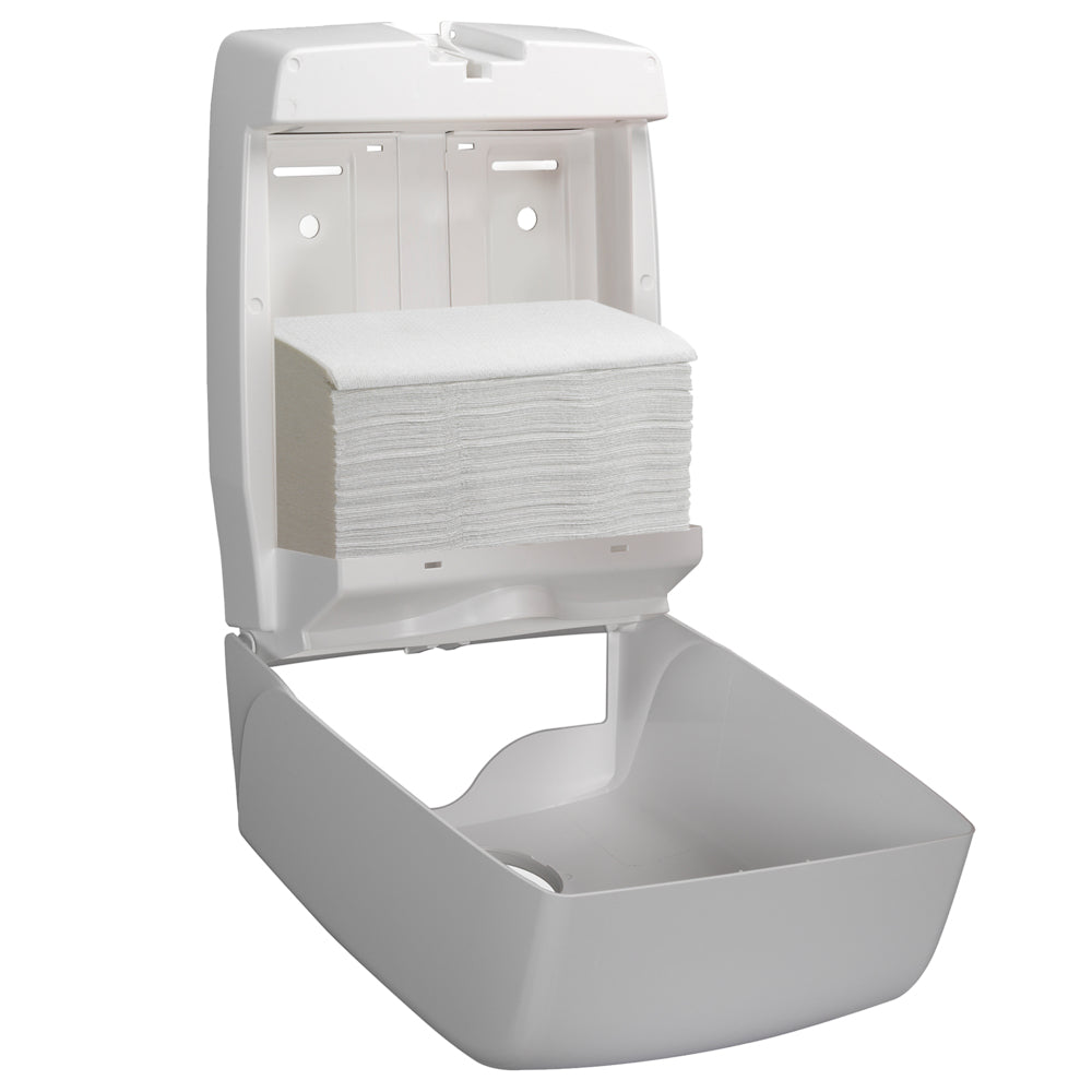 Valkoinen seinäannostelija, jonka etuosa on avattu, näyttää pinon Scott® ESSENTIAL™ käsipyyhkeitä Interfold Valkoinen Pieni Kimberly-Clark GmbH:lta (15 nippua x 340 arkkia) selkeästi sisällä.