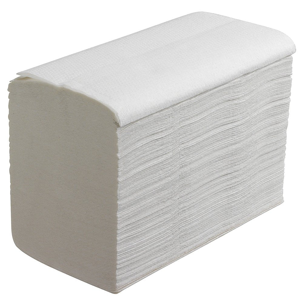 Pino Scott® ESSENTIAL™ Interfold käsipyyhkeitä, Valkoinen, Pieni (15 nippua x 340 arkkia), Kimberly-Clark GmbH:lta, siististi taiteltu ja vinosti järjestetty, niin että päällimmäinen kerros on hieman koholla.