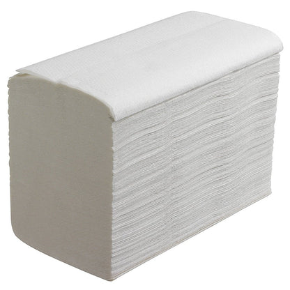 Pino Scott® ESSENTIAL™ Interfold käsipyyhkeitä, Valkoinen, Pieni (15 nippua x 340 arkkia), Kimberly-Clark GmbH:lta, siististi taiteltu ja vinosti järjestetty, niin että päällimmäinen kerros on hieman koholla.