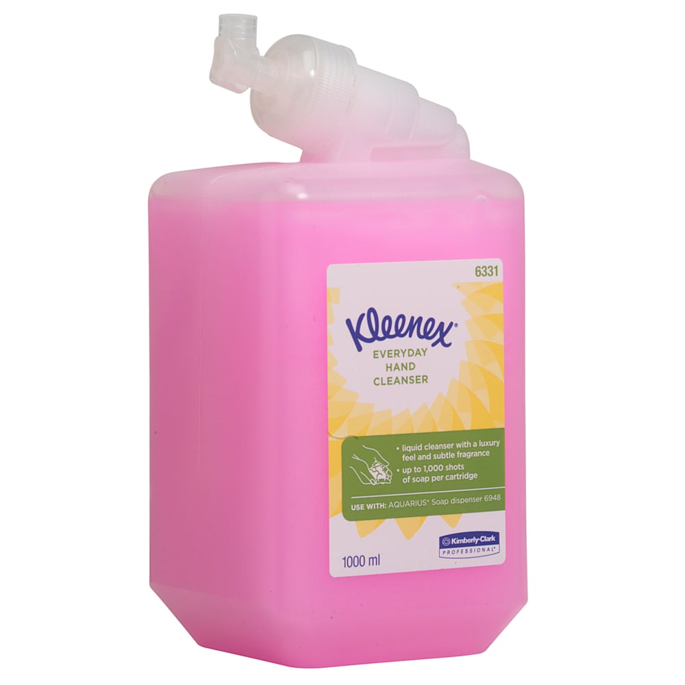 Eine 1-Liter-Kassette Kleenex® Normale Waschlotion rosa von Kimberly-Clark GmbH, konzipiert für Aquarius-Spender. Das Etikett ist mit einem gelben Sonnenschliff und Produktangaben versehen. Verkauft als 6 Kassetten pro Karton (6 Kartuschen).