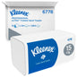 Kimberly-Clark GmbH:n Kleenex® taittopaperipyyhkeet Valkoinen/Suuri-pakkaus on esillä merkkipahvilaatikon edessä, molemmissa 15 klipsiä x 124 arkkia per laatikko (15 pakkausta), yhteensä 1 860 pyyhettä.