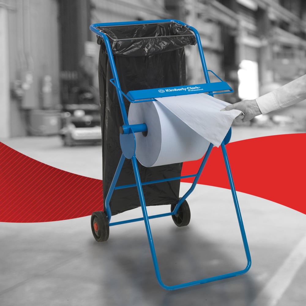 Henkilö käyttää WypAll® L30 -paperipyyhettä Kimberly-Clark GmbH:lta erityisen leveästä suurrullasta sinisessä annostelijassa, jossa on roskapussi teollisuusympäristössä - täydellinen teollisiin puhdistustehtäviin.