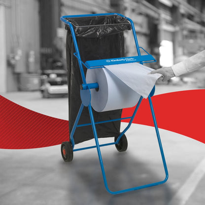 Henkilö käyttää WypAll® L30 -paperipyyhettä Kimberly-Clark GmbH:lta erityisen leveästä suurrullasta sinisessä annostelijassa, jossa on roskapussi teollisuusympäristössä - täydellinen teollisiin puhdistustehtäviin.