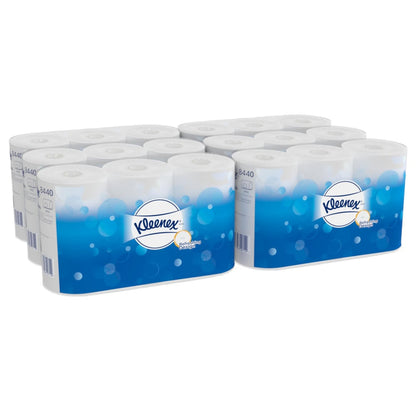 Kaksi pakkausta Kleenex® WC-paperia Standardi Valkoinen (6 pakkausta x 6 pientä rullaa x 350 arkkia), Kimberly-Clark GmbH:lta, on kuvattu sinivalkoisessa pakkauksessa, jossa on Kleenex-logo ja kuplakuvio.