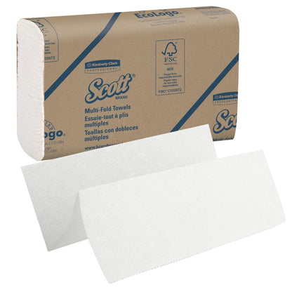 Laatikko Scott® Käsipyyhkeitä - MultiFold, Valkoinen, Keskikoko, 16 klipsiä x 250 arkkia Kimberly-Clark GmbH:lta; kuvattu kahden avaamattoman valkoisen käsipyyhkeen kanssa - ihanteellinen hygieeniseen käsien kuivaamiseen.