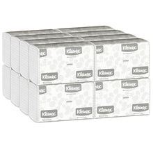 Ein Karton mit 16 Packungen Kleenex® Handtücher MultiFold Weiß, jeweils mit Kleenex-Logo und hellgrauem Muster, von Kimberly-Clark GmbH - ideal für Waschräume, die zuverlässige multifaltbare Handtücher benötigen (16 x 150 Blatt).