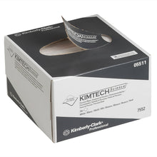 Kuvassa on valko-harmaa Kimberly-Clark GmbH:n Kimtech® Science -tarkkuuspyyhkeiden repäisylaatikko (pieni, 30 laatikkoa x 286 pyyhettä), josta on vedetty osittain ulos pyyhe, jossa näkyvät tuotemerkki ja tuotetiedot.