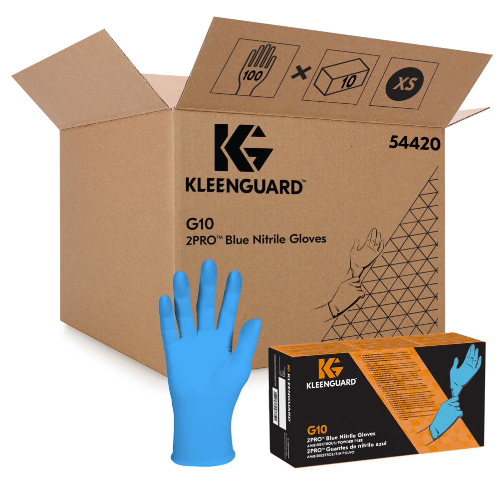 Eine Pappschachtel mit der Aufschrift "Kimberly-Clark GmbH Auslaufartikel: KleenGuard® G10 Blaue Nitril-Handschuhe, 24 cm, XS, 10 Spenderboxen x 100 Handschuhe" für den professionellen Einsatz, mit Handschuh-, XS- und 100er-Symbolen; davor ein blauer Nitrilhandschuh und eine kleine Box.