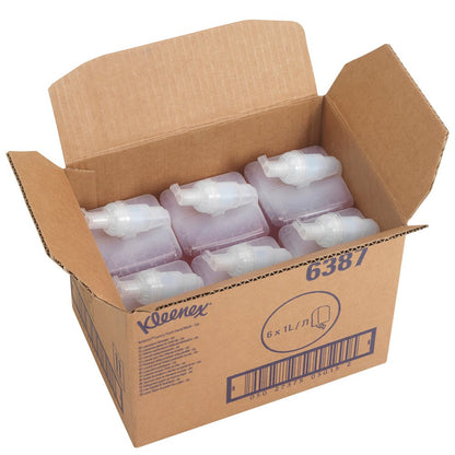 Avoin laatikko, jossa lukee "Kleenex® Botanics™ Luxury Foam Hand Wash" Kimberly-Clark GmbH:lta, sisältää kuusi punaista 1 litran täyttökasettia. Laatikossa on viivakoodi ja tuotenumero 6387.