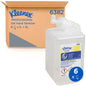 Yksi litran kasetti Kimberly-Clark GmbH:n Kleenex® Extra Gel -käsidesiä seisoo laatikon edessä, jossa lukee "6 kasettia x 1 Ltr = 6L". Sininen symboli korostaa tätä pakkausta, jossa on 6 kasettia tehokkaaseen käsidesinfiointiin.