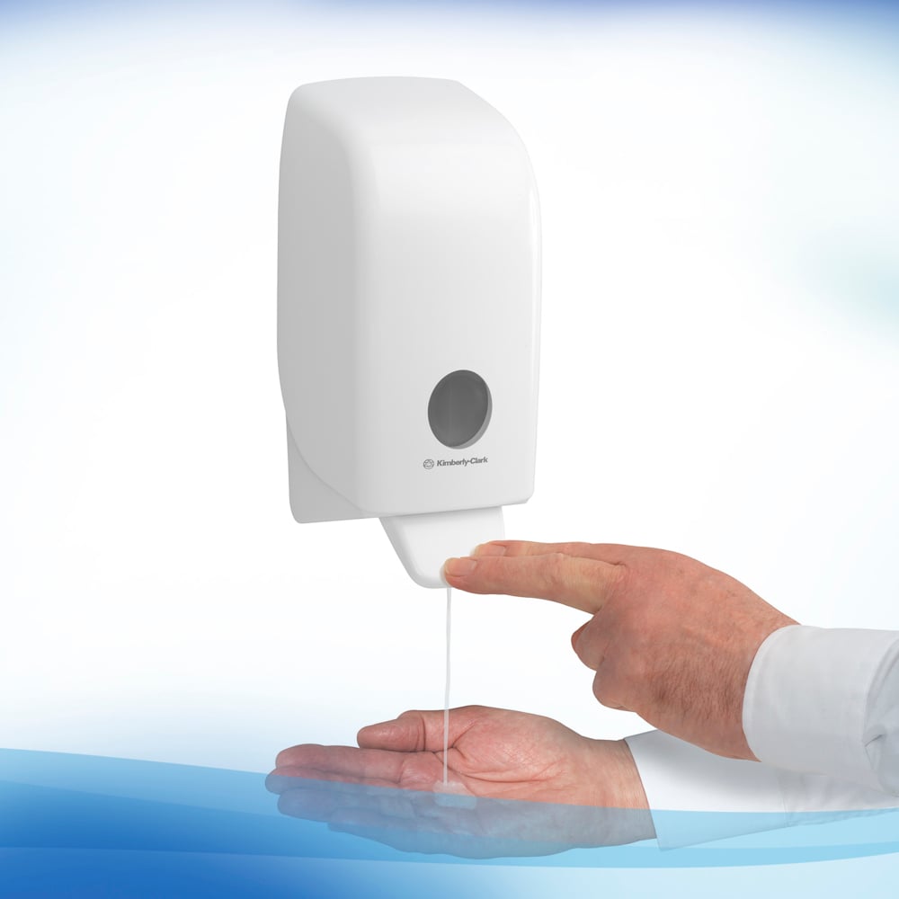 Henkilö käyttää Kimberly-Clark GmbH:n Scott® Anti Bac Foam Soap -annostelijaa (1L läpinäkyvä kasetti, 6 per laatikko) yhdellä kädellä ja ottaa vastaan antibakteerista vaahtoa tehokasta hygieniaa varten pesutiloissa.