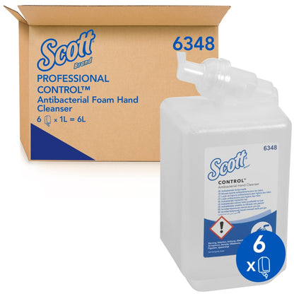 Kuva esittää Kimberly-Clark GmbH:n Scott® Anti Bac Foam Soap 1L kasettia laatikon edessä, jossa on teksti "6 x 1L = 6L". Sininen symboli korostaa 6-pakkausta (kasetteja) - täydellinen pesutiloihin.