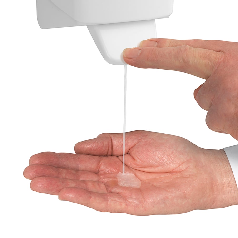 Käyttäjä annostelee Scott® Anti Bac Foam Soapia (1 L, kasetti, läpinäkyvä) Kimberly-Clark GmbH:n seinälaitteesta käsihygieniaan keskittyvään pesutilaan ja käsihygieniaan. Pakkaus: 6 kasettia per laatikko (6 kasettia).