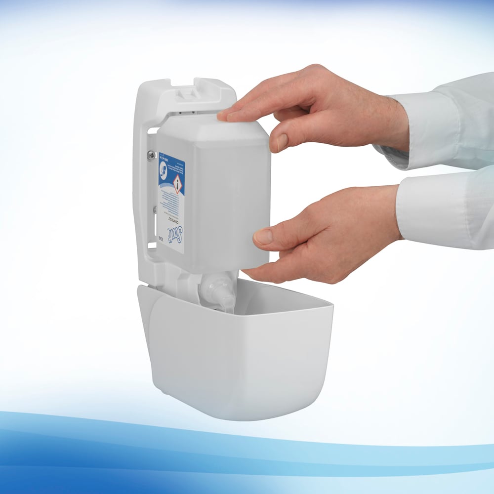 Henkilö täyttää seinään kiinnitettävän annostelijan suorakaiteen muotoisella Kimberly-Clark GmbH:n Scott® Anti Bac Foam Soap 1L-kasetilla. Valkoinen, edestä avattava annostelija auttaa ylläpitämään optimaalisia hygieniapesutilan standardeja.