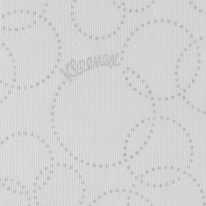Lähikuva valkoisesta Kimberly-Clark GmbH:n Kleenex® Ultra™ MultiFold -paperipyyhkeestä näyttää vaaleanharmaan, pilkullisen, ympyränmuotoisen kuvion, hienovaraisen "Kleenex"-brändäyksen pisteiden välissä ja kevyesti uritetun tekstuurin.