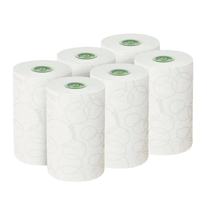 Kuusi valkoista Kleenex® Ultra™ E-roll Slimroll™ 2-kerroksista käsipyyherullaa Kimberly-Clarkilta on järjestetty kahteen kolmen rullan riviin, jokaisessa on hienovarainen ympyräkuvio ja vihreä keskimerkintä, yksinkertaisen valkoisen taustan edessä.