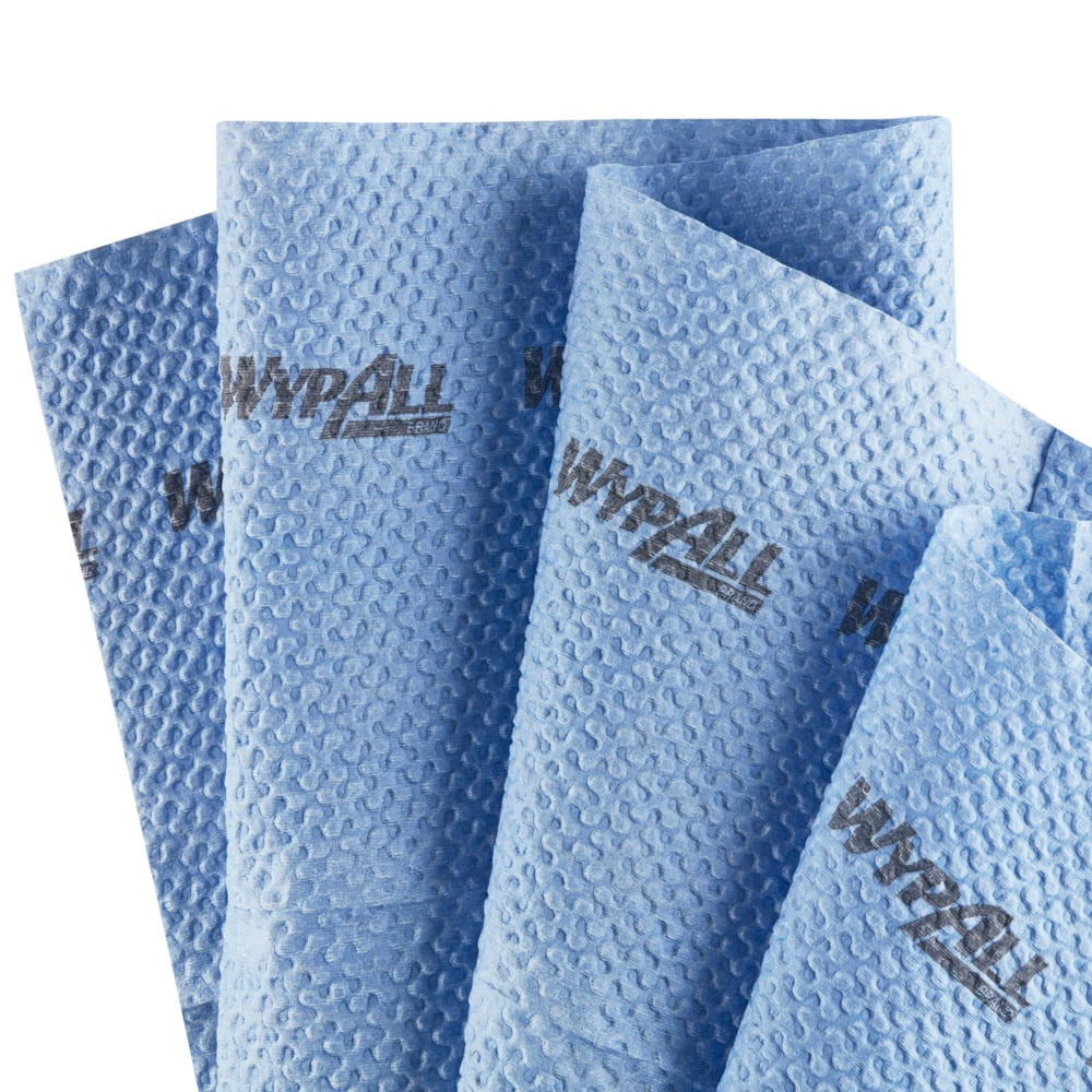 Neljä sinistä, kestävää WypAll® ForceMax -pyyhettä (33,5 x 34,5 cm) Kimberly-Clark GmbH:lta, jokainen mustalla "WypAll"-logolla painettuna, neljään osaan taitettuna ja limittäin vierekkäin valkoisella pohjalla järjestettynä.