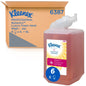 Yksi punainen 1 litran Kleenex® Botanics™ Luxury Foam Hand Wash -kasetti Kimberly-Clark GmbH:lta seisoo "6387"-laatikon edessä, joka sisältää kuusi 1 litran kasettia, näkyvällä brändäyksellä ja kasvipohjaisilla ainesosilla.