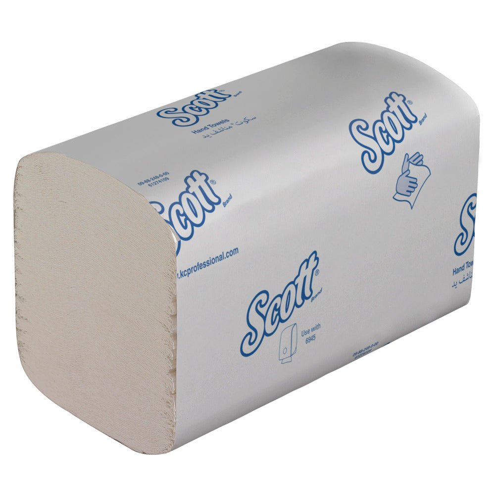 Scott® ESSENTIAL™ Interfold käsipyyhkeet, Valkoinen, Pieni (15 x 340 arkkia) Kimberly-Clark GmbH:lta laatikossa: hygieenisesti pakattu sinisellä Scott-logolla. Täydellinen paljon käytetyille pesutiloille ja helppo ottaa annostelijoista.