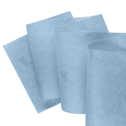 Kuusi sinistä Scott® Essential™ käsipyyherullaa Kimberly-Clark GmbH:lta ovat päällekkäin valkoisella taustalla. Niissä on kohokuvioitu kuvio ja toistuva "Scott"-logo - ihanteellinen kaikille, jotka etsivät hygieenisiä paperipyyhkeitä.