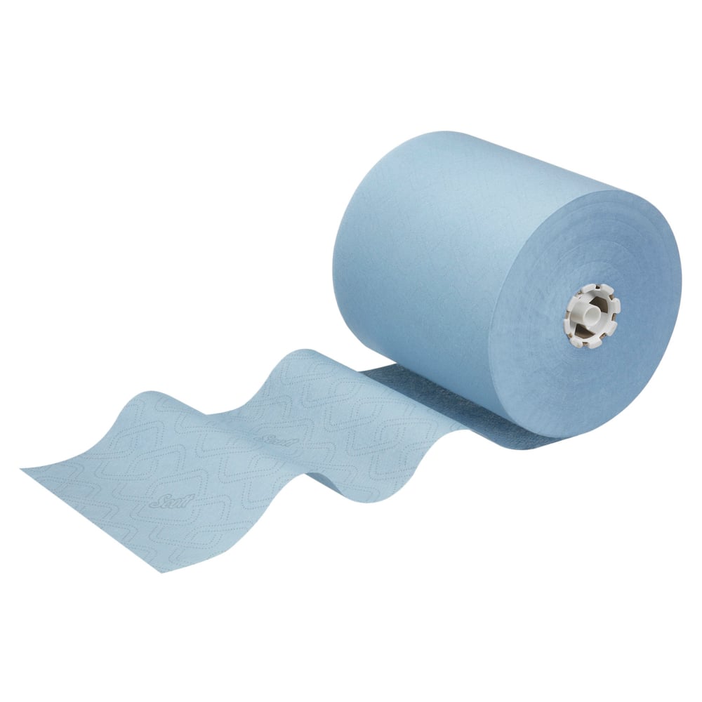Osittain auki oleva Scott® Essential™ käsipyyhe - rulla / sininen Kimberly-Clark GmbH:lta paljastaa rakenteellisia sinisiä hygieenisiä käsipyyhkeitä, joissa on valkoinen muoviydin keskellä. Jokainen pakkaus sisältää 6 rullaa.