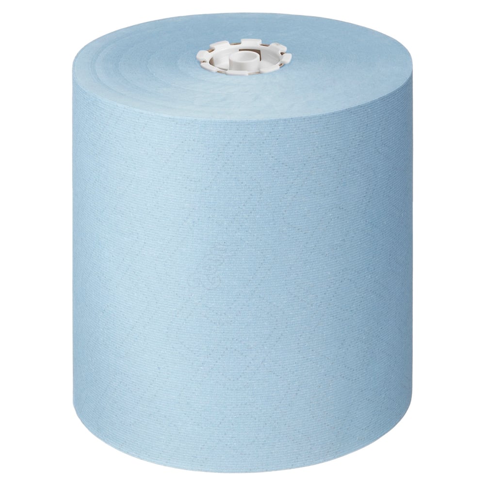 Suuri Scott® Essential™ käsipyyherulla - rulla / sininen Kimberly-Clark GmbH:lta, jossa on valkoinen muoviydin, seisoo pystyasennossa yksivärisellä taustalla - ihanteellinen hygienian ylläpitämiseen kaikissa ympäristöissä. Pakkaus: 6 rullaa x 1 arkki.