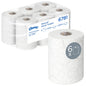Pakkaus, jossa on 6 Kimberly-Clark GmbH:n Kleenex® Ultra™ Slimroll™ -käsipyyherullaa, jokainen valkoinen rulla 100m, ihanteellinen kapeille annostelujärjestelmille. Yksi rulla on kuvattu erikseen etiketissä olevalla "6x" ja rullasymbolilla.