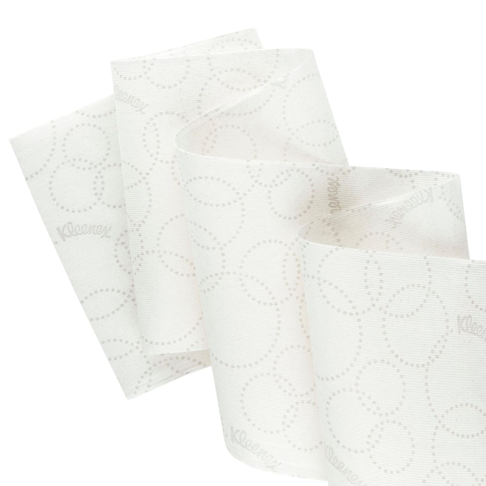 Lähikuva Kimberly-Clark GmbH:n valkoisesta Kleenex® Ultra™ Slimroll™ -käsipyyherullasta, jossa on hienovarainen pistekuvio ja osittainen rullaus, osoittamaan sen soveltuvuutta kapeille annostelujärjestelmille; 6 rullaa per laatikko.
