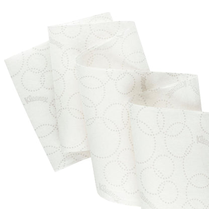 Lähikuva Kimberly-Clark GmbH:n valkoisesta Kleenex® Ultra™ Slimroll™ -käsipyyherullasta, jossa on hienovarainen pistekuvio ja osittainen rullaus, osoittamaan sen soveltuvuutta kapeille annostelujärjestelmille; 6 rullaa per laatikko.