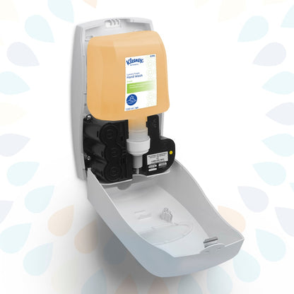Valkoinen, seinään asennettu annostelija on nähtävissä avoimella etuosalla, joka näyttää Kimberly-Clark GmbH:n 1,2 litran Kleenex® Botanics™ Luxury Foam Hand Wash -kasetin; läpinäkyvä beige kasetti sopii täydellisesti sisään.