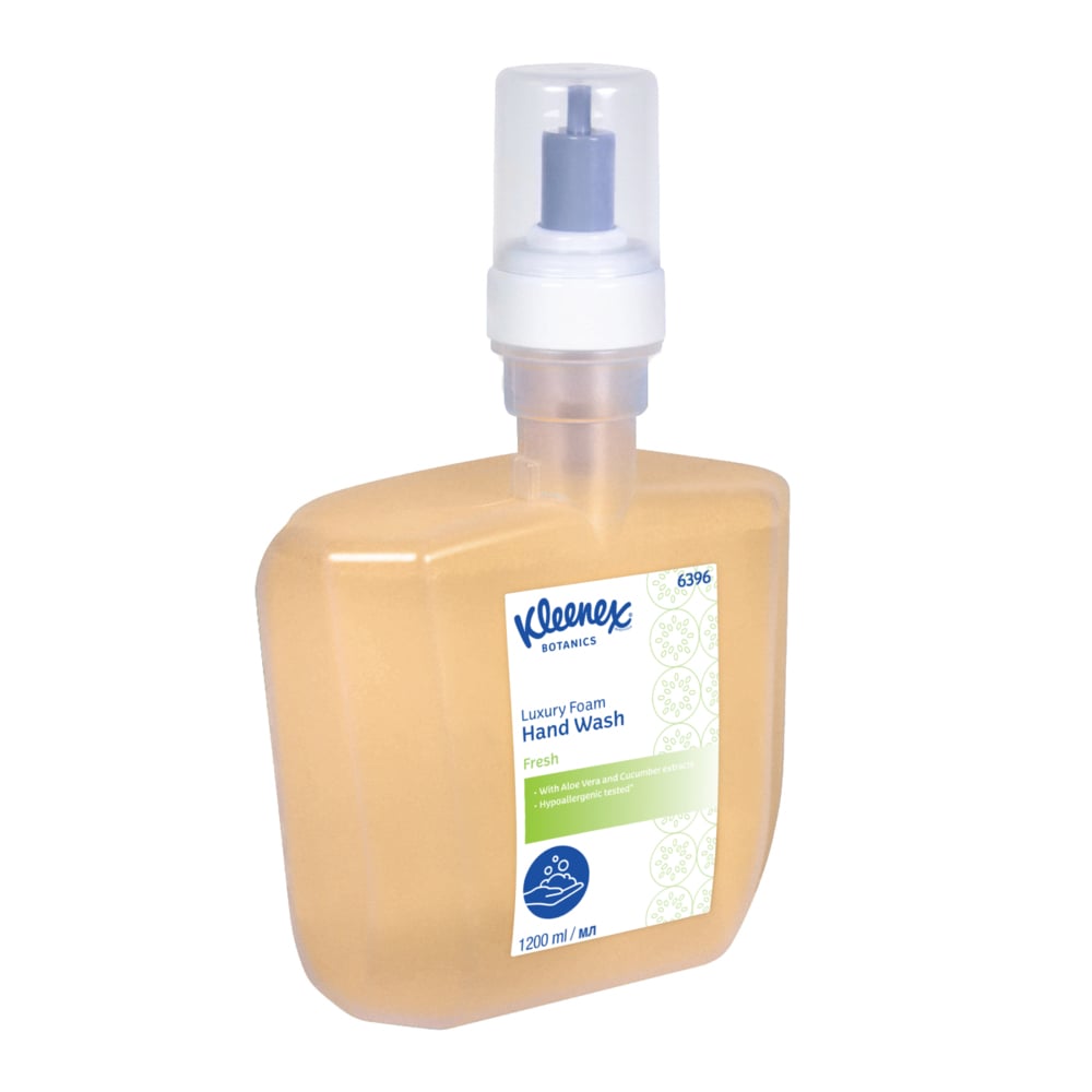 Kimberly-Clark GmbH:n suorakulmainen, kirkas muovipullo Kleenex® Botanics™ Luxury Foam Hand Wash -saippuaa, jossa on pumppu, oranssi neste, yksityiskohtainen etiketti ja 1,2 litran kasetti (1200 ml). Pakkaus sisältää 4 elektronista kasettia per laatikko.