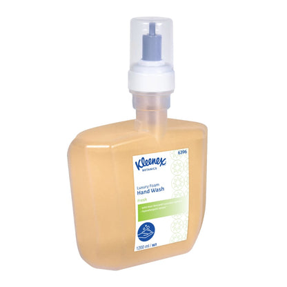 Kimberly-Clark GmbH:n suorakulmainen, kirkas muovipullo Kleenex® Botanics™ Luxury Foam Hand Wash -saippuaa, jossa on pumppu, oranssi neste, yksityiskohtainen etiketti ja 1,2 litran kasetti (1200 ml). Pakkaus sisältää 4 elektronista kasettia per laatikko.