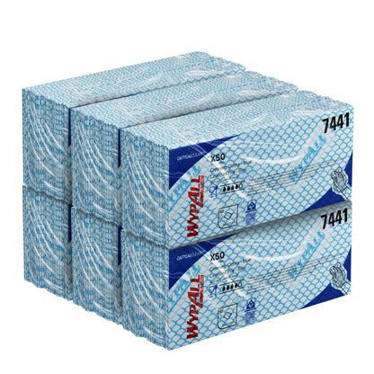 Kuusi sinivalkoista Kimberly-Clark GmbH WypAll® X50 pyyhettä (Interfold, 41,80 x 24,70 cm), jokainen laatikko on merkitty numerolla 7441 ja näyttää käden, joka käyttää näitä kertakäyttöisiä pyyhkeitä helppoon puhdistukseen.